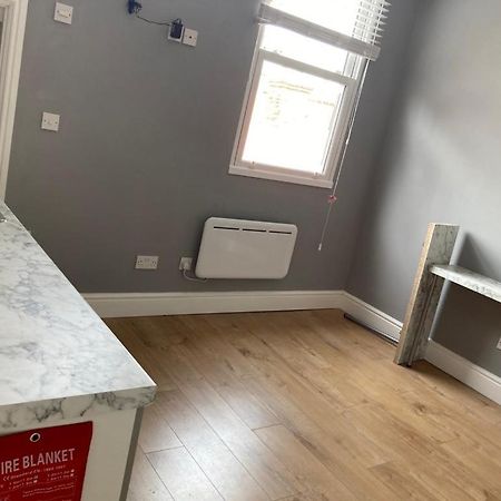112 Gleneagle Road Rooms Лондон Екстер'єр фото
